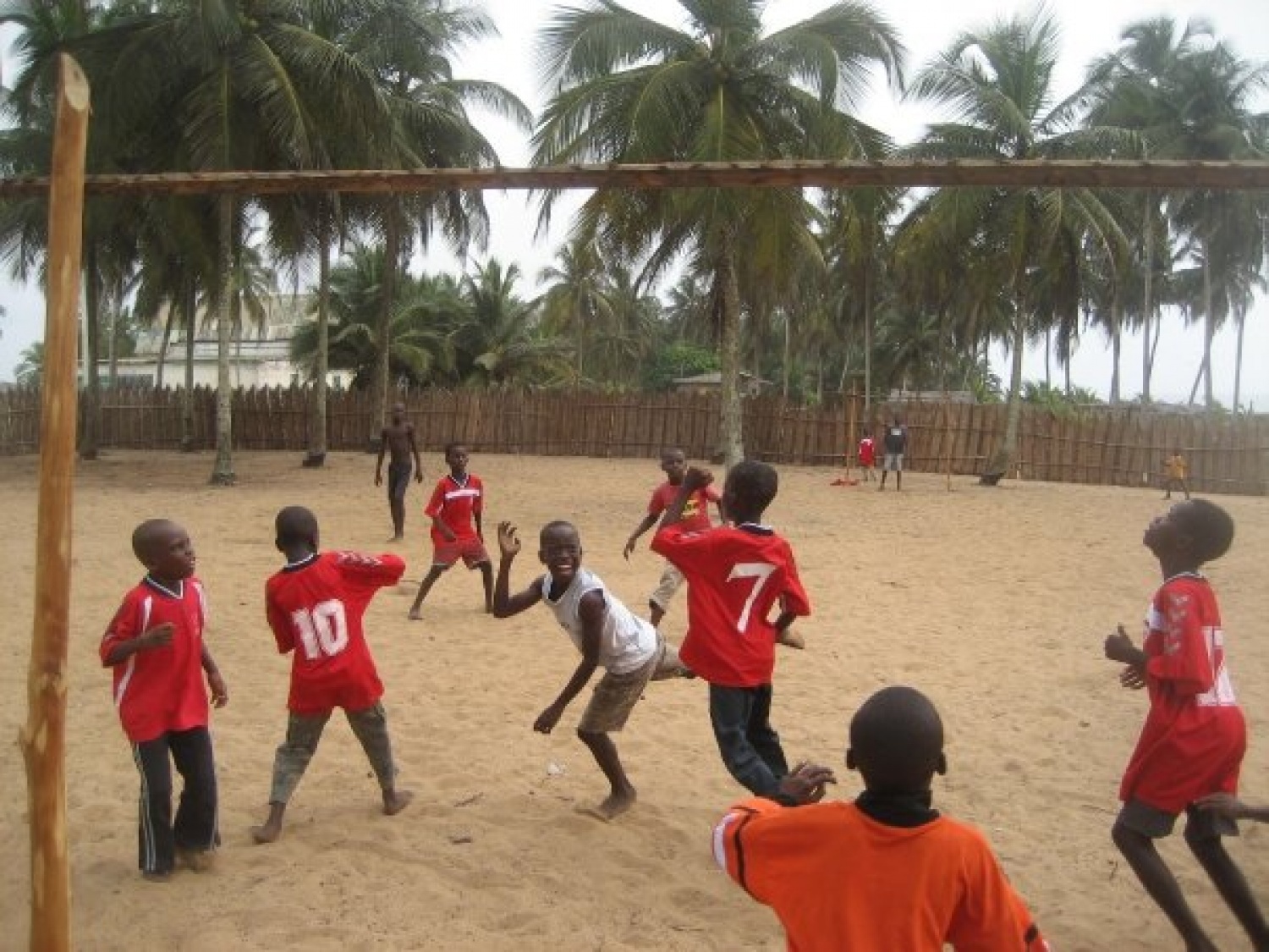 Igrajo tudi odbojko na mivki