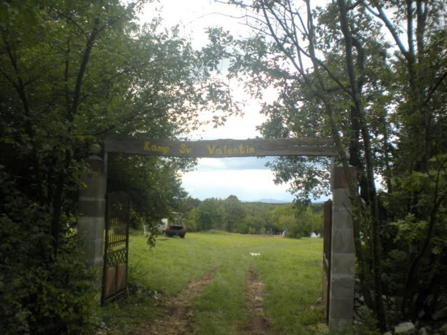 Z geslom »Mi se imamo radi« smo doživeli naš tabor na Krasu od 26. do 29.avgusta. Naš program je bil pester, a s pomočjo dela v skupinah smo zmogli izpeljati vse in še več od zastavljenega plana. To skupno bivanje na taborih nas vedno poveže, saj se preizkusimo v potrpežljivosti, pripravljenosti in sodelovanju drug z drugim.  To leto obeležujemo tudi  desetletnico delovanja naše bratovščine, zato je bila to tudi potrditev tega, da nam je še vedno skupaj lepo.