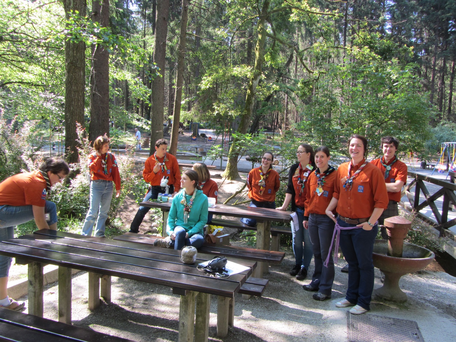 Ekipa izvajalcev pričakovanju udeležencev
