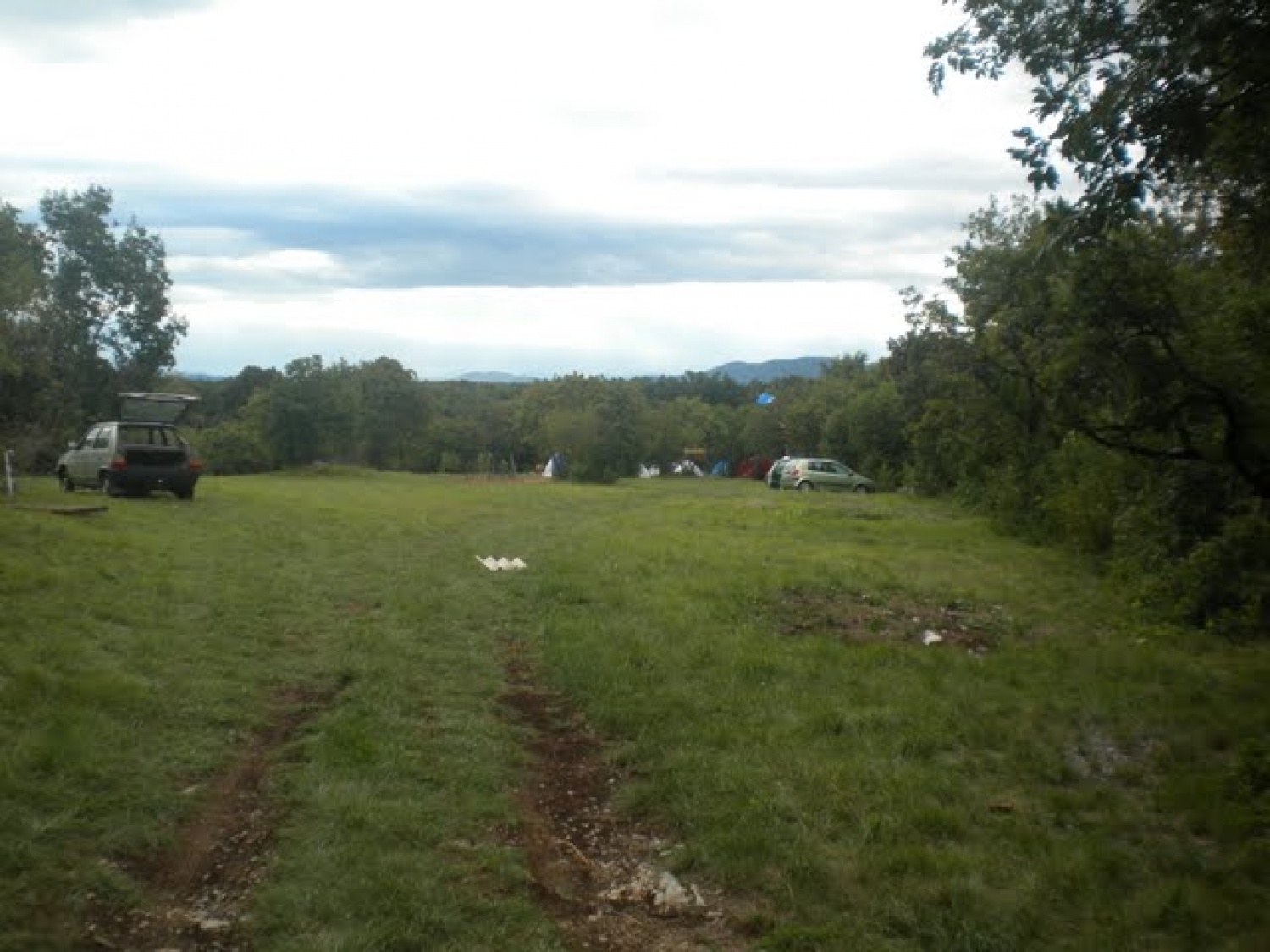 Z geslom »Mi se imamo radi« smo doživeli naš tabor na Krasu od 26. do 29.avgusta. Naš program je bil pester, a s pomočjo dela v skupinah smo zmogli izpeljati vse in še več od zastavljenega plana. To skupno bivanje na taborih nas vedno poveže, saj se preizkusimo v potrpežljivosti, pripravljenosti in sodelovanju drug z drugim.  To leto obeležujemo tudi  desetletnico delovanja naše bratovščine, zato je bila to tudi potrditev tega, da nam je še vedno skupaj lepo.