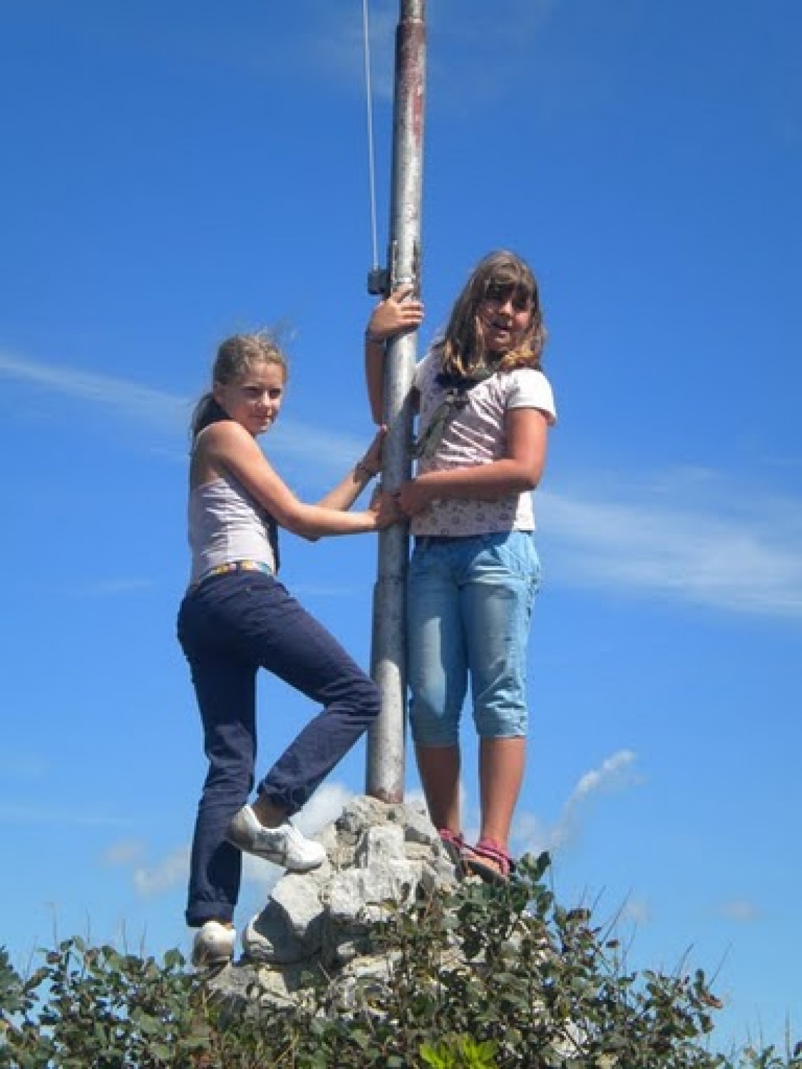 Z geslom »Mi se imamo radi« smo doživeli naš tabor na Krasu od 26. do 29.avgusta. Naš program je bil pester, a s pomočjo dela v skupinah smo zmogli izpeljati vse in še več od zastavljenega plana. To skupno bivanje na taborih nas vedno poveže, saj se preizkusimo v potrpežljivosti, pripravljenosti in sodelovanju drug z drugim.  To leto obeležujemo tudi  desetletnico delovanja naše bratovščine, zato je bila to tudi potrditev tega, da nam je še vedno skupaj lepo.