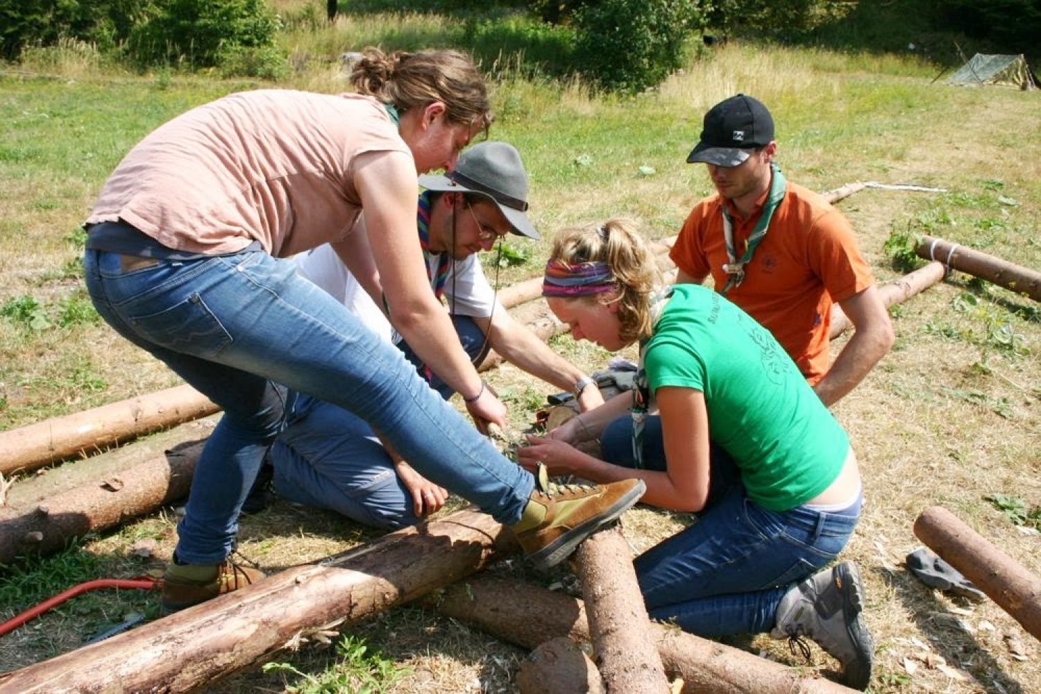 Ko medveda ni doma, skavti plešejo