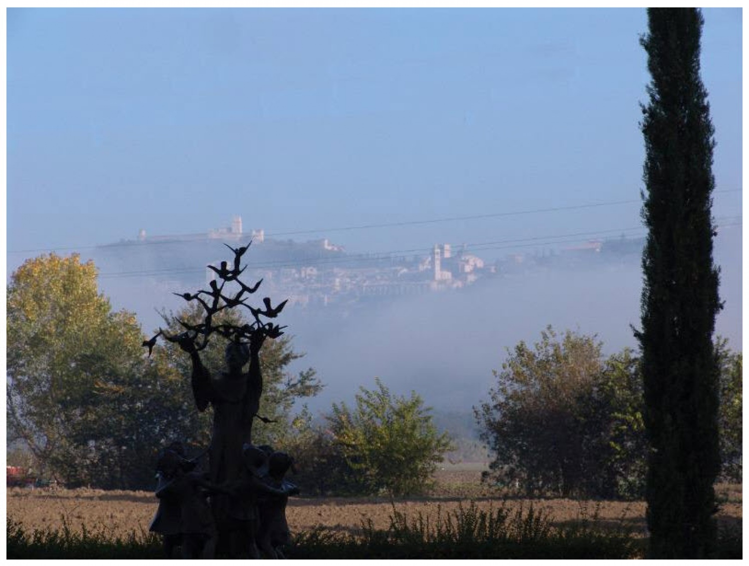 Assisi prihaja iz megle