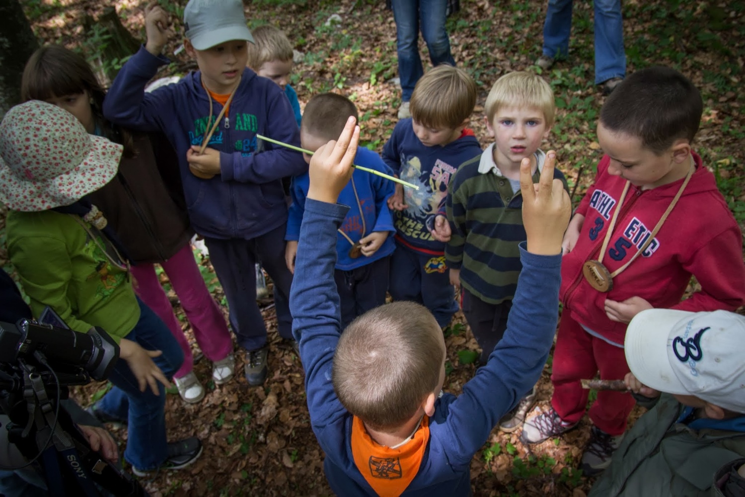 Malčki, očki in mamice pod šotori sredi gozdov (VIDEO)