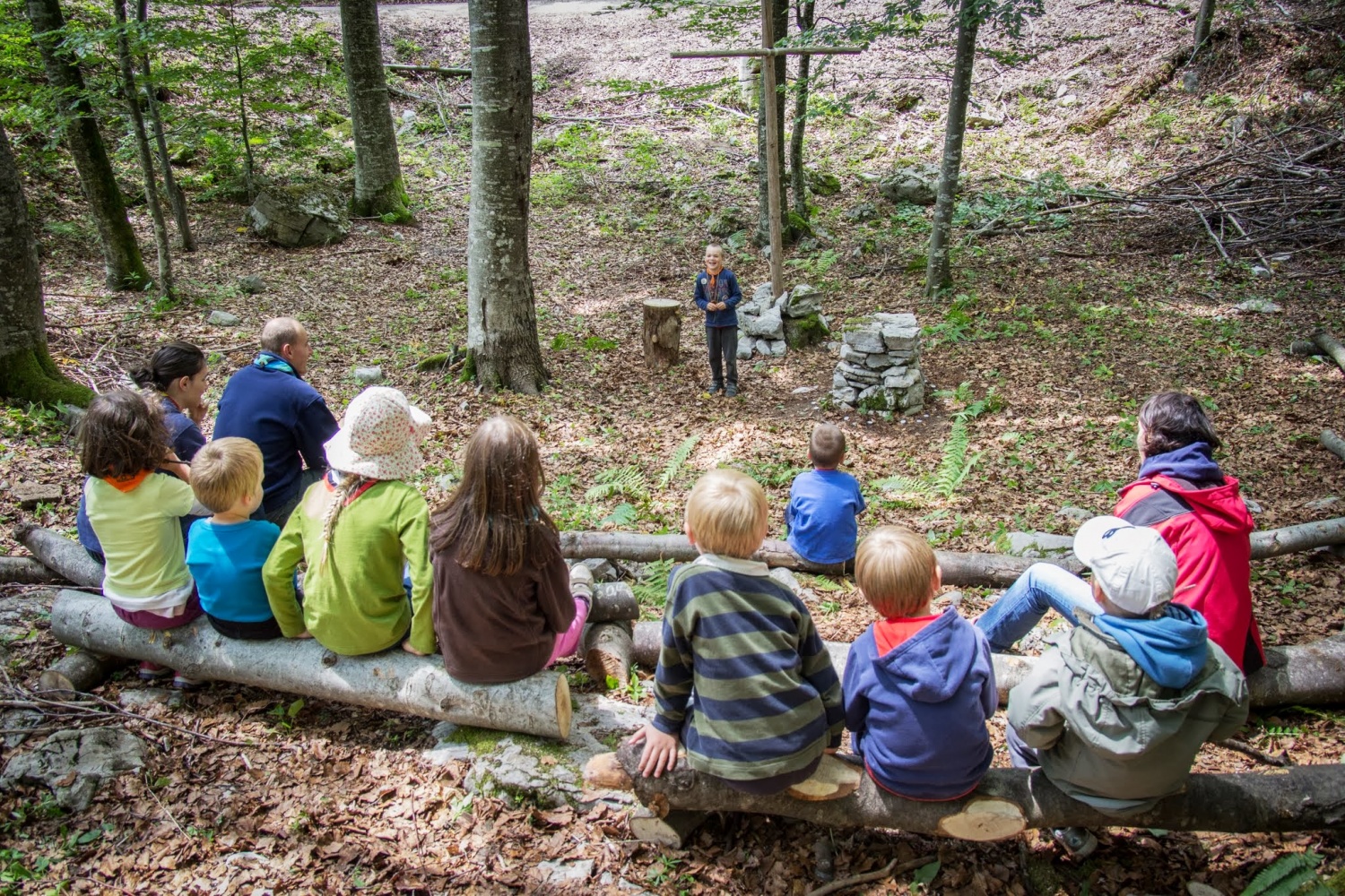 Malčki, očki in mamice pod šotori sredi gozdov (VIDEO)