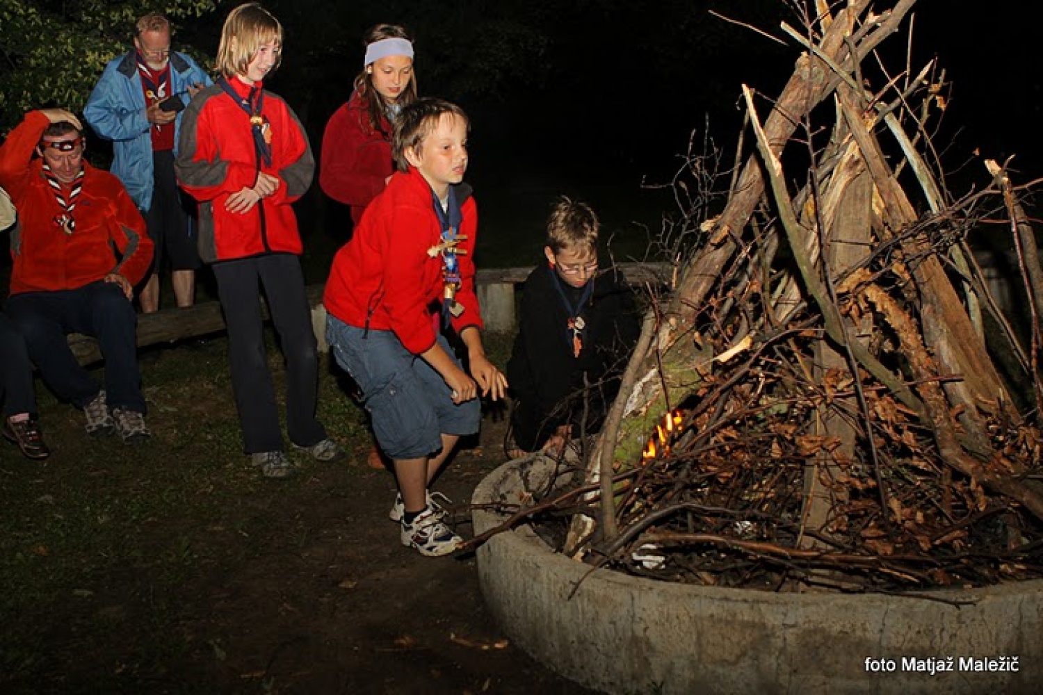 Volčiči prižigajo taborni ogenj