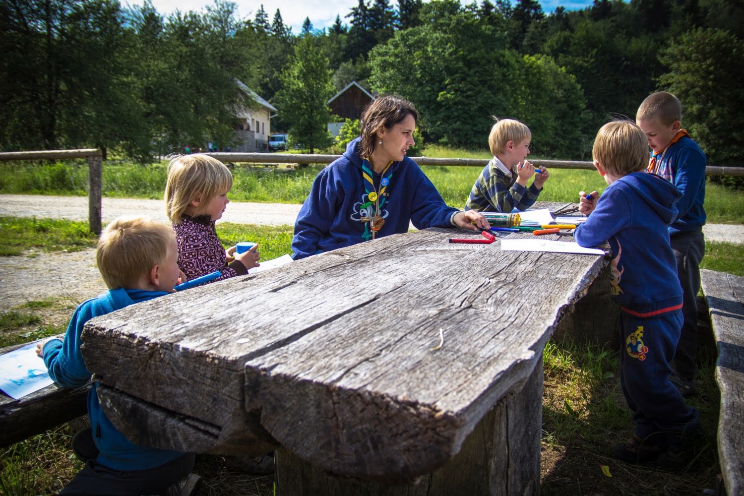 Malčki, očki in mamice pod šotori sredi gozdov (VIDEO)