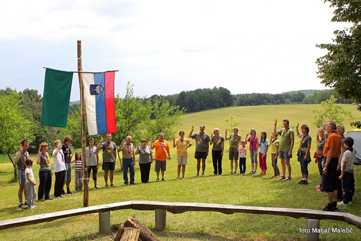 V krogu, petje himne