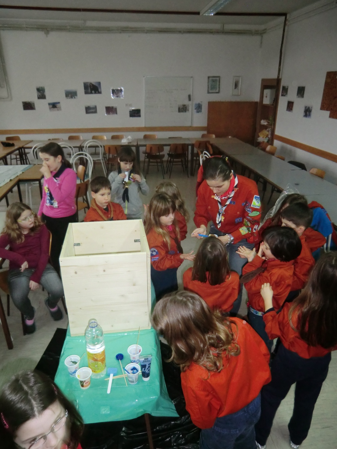 polaganje odtisov rok na mamutovo skrinjo