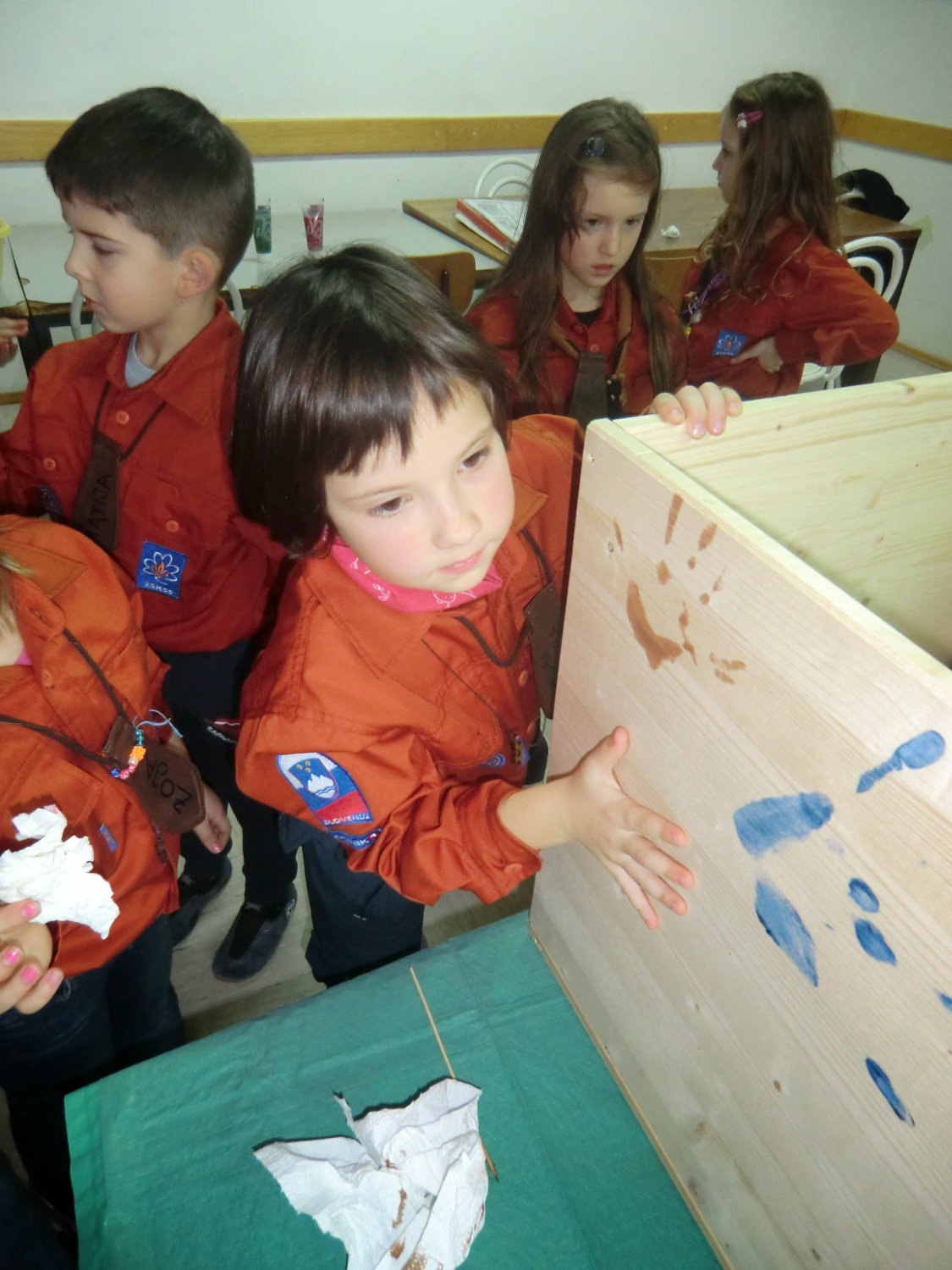 polaganje odtisov rok na mamutovo skrinjo