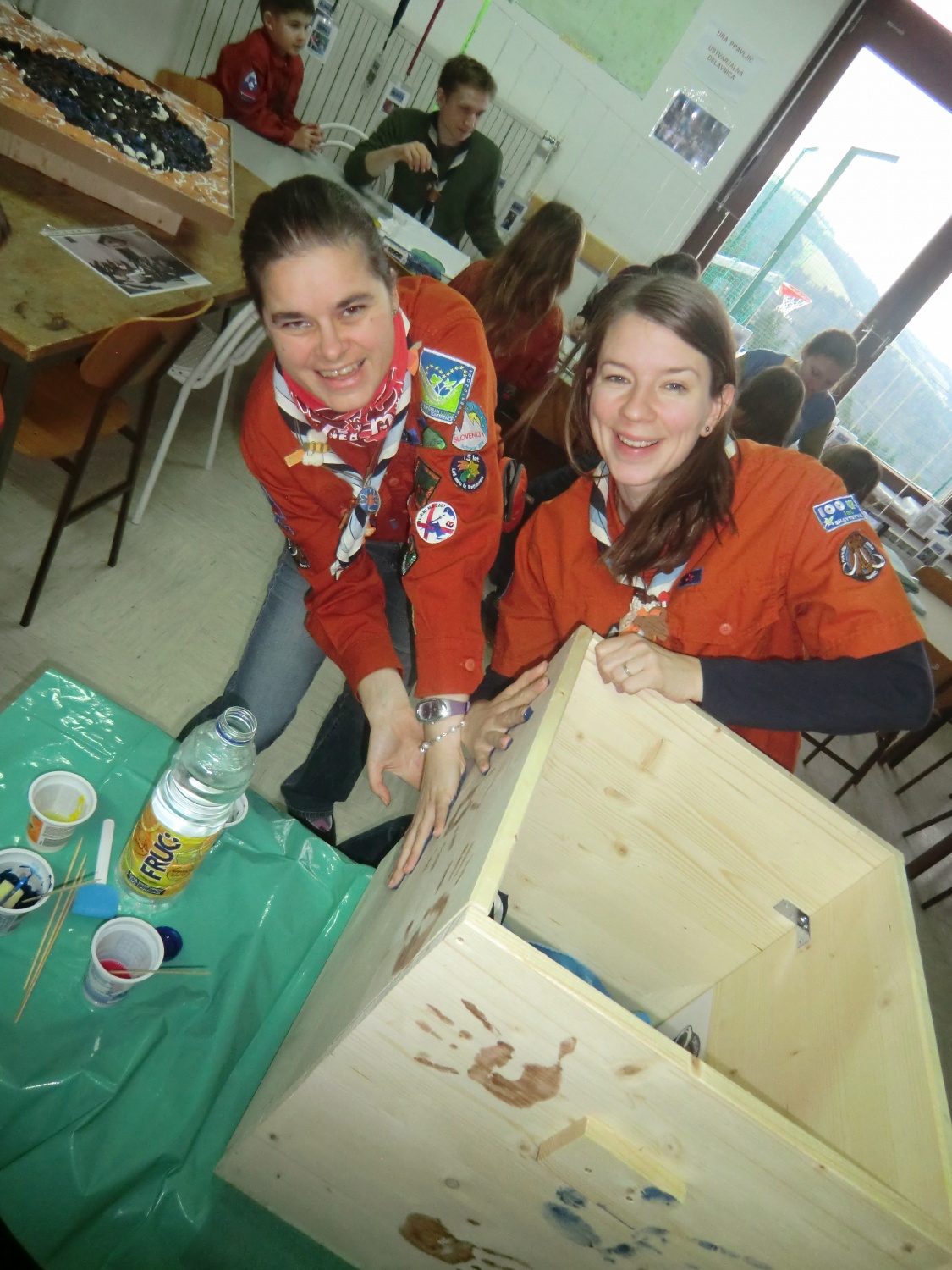 polaganje odtisov rok na mamutovo skrinjo