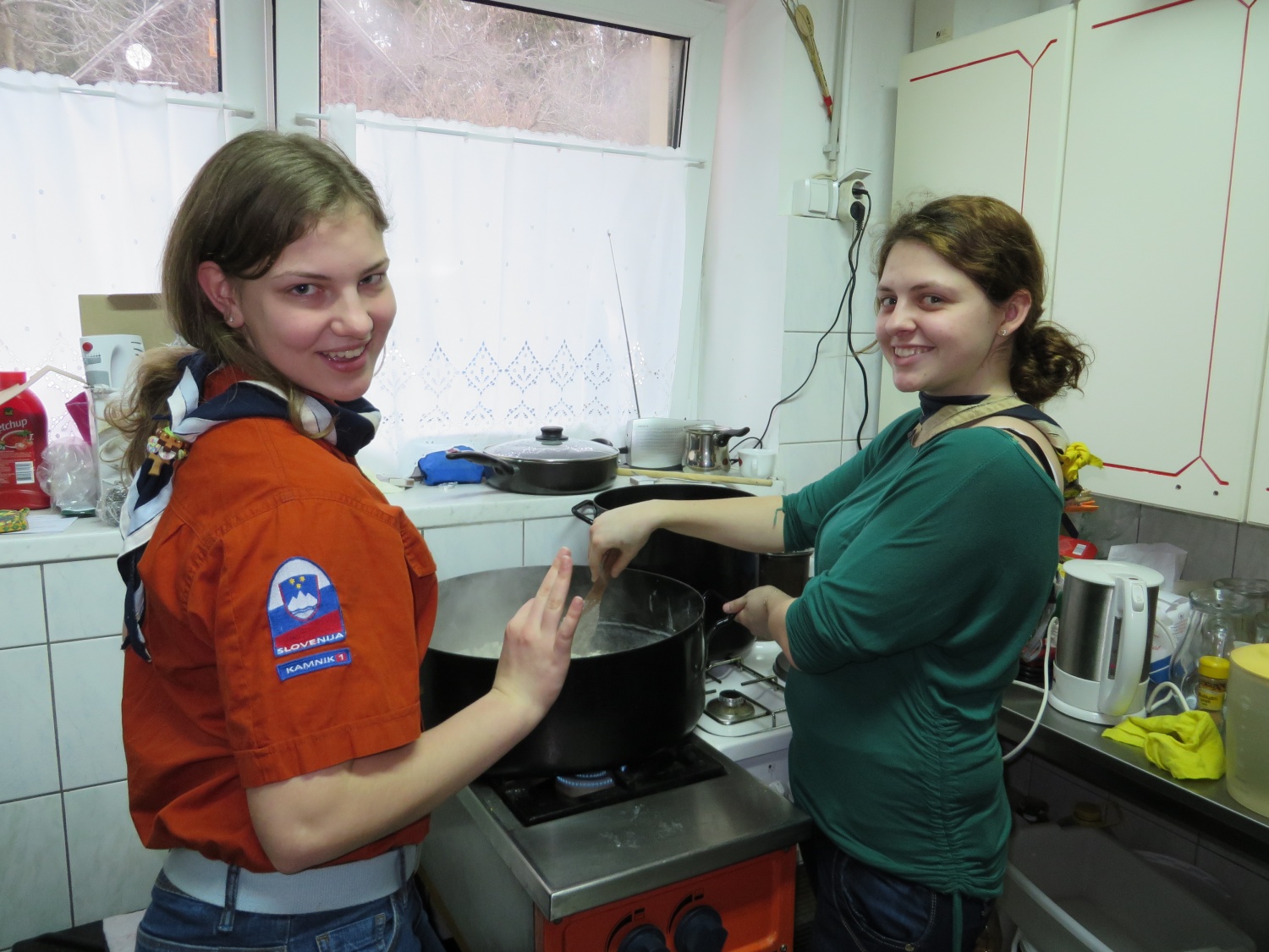 pomaganje pri pomivanju posode