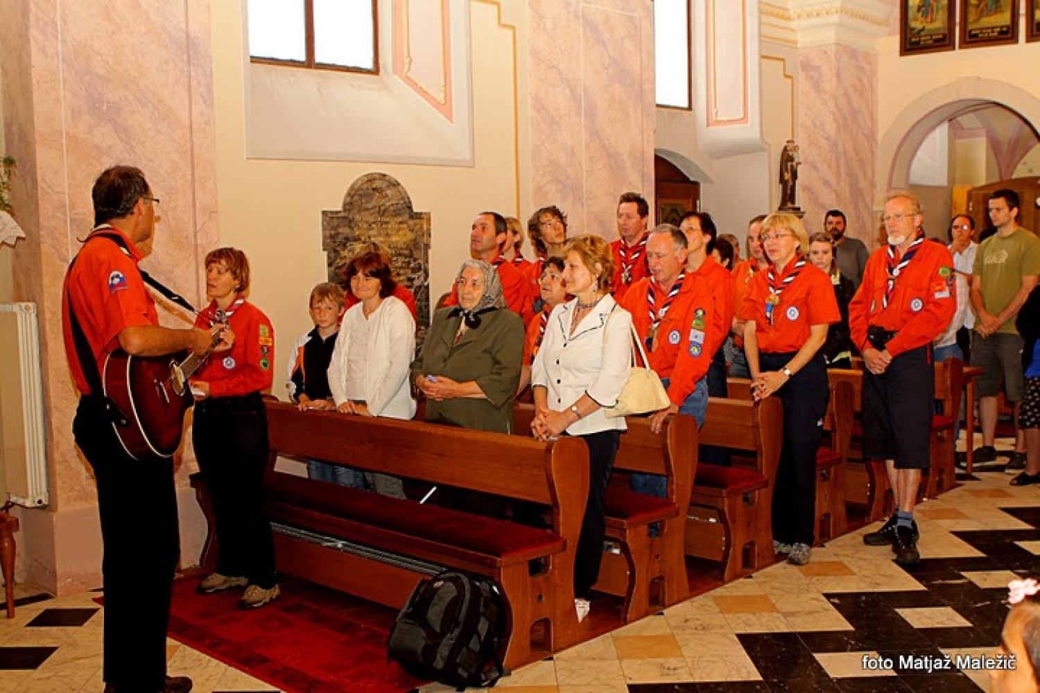 Petje pri nedeljski maši