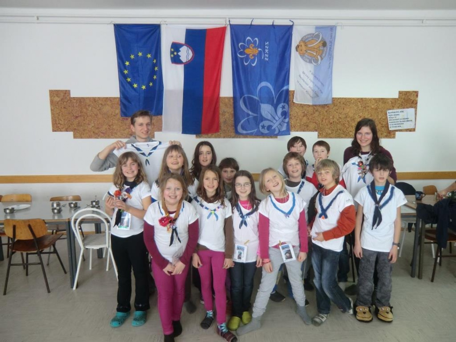 skupinska slika kamniškega krdela z novimi majicami