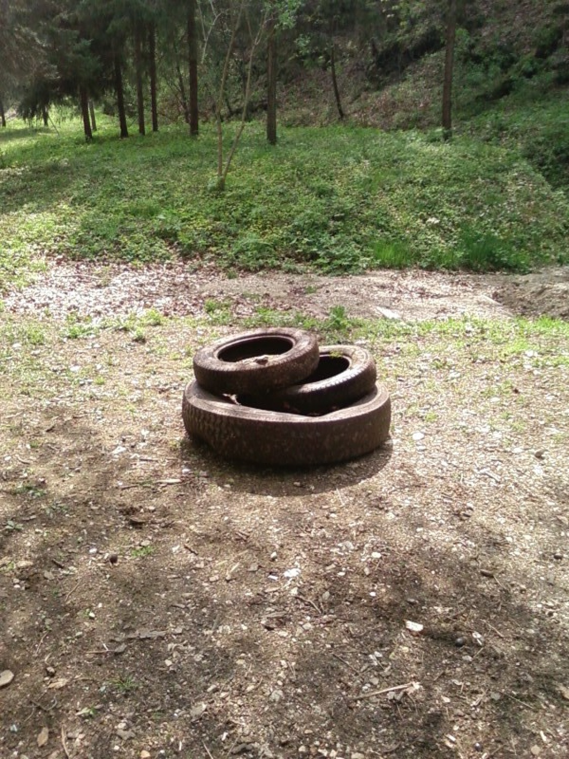 Odkopane gume na zbirnem mestu.