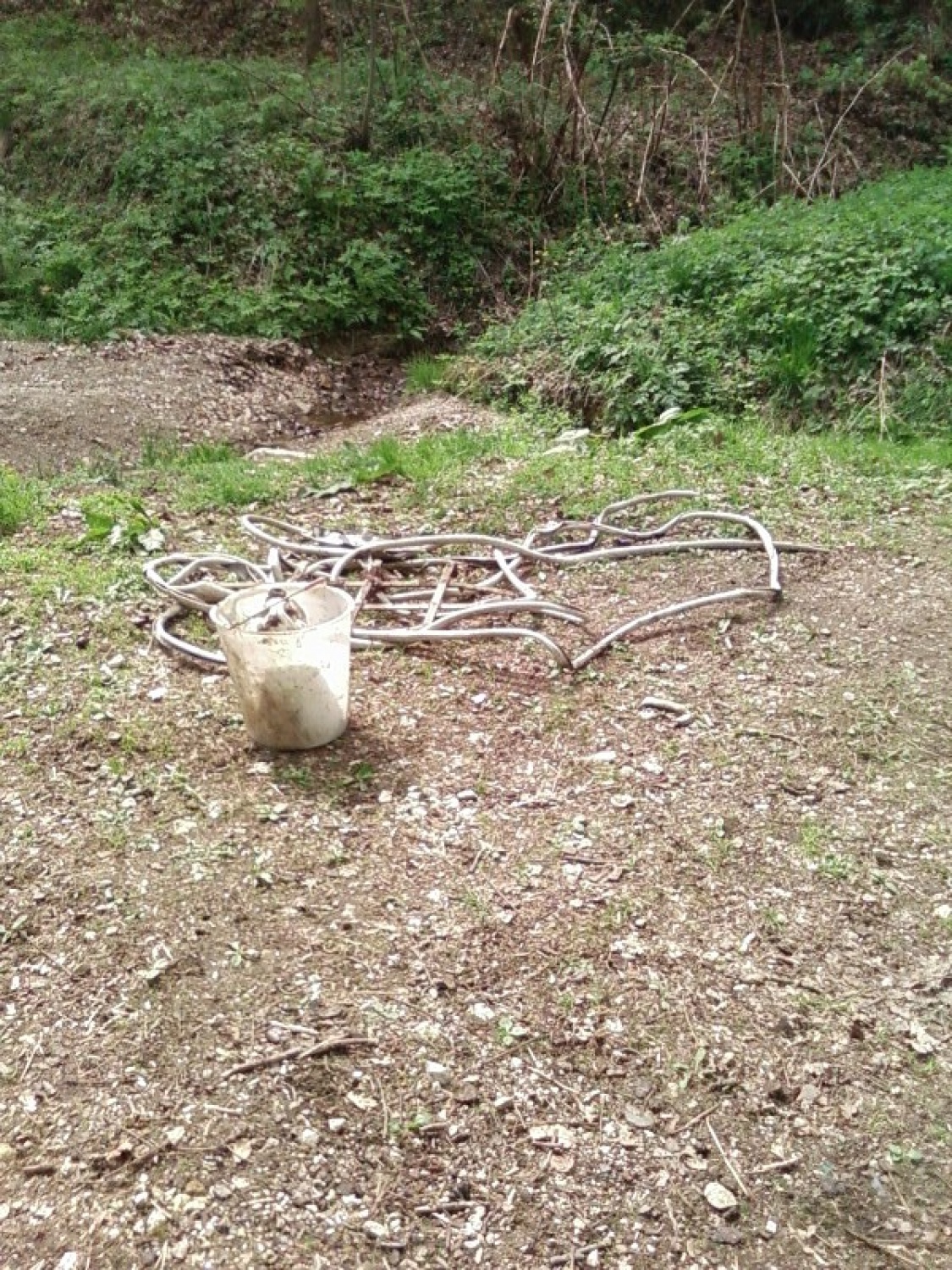 Kabli in še drugi drobni kovinski odpadki.