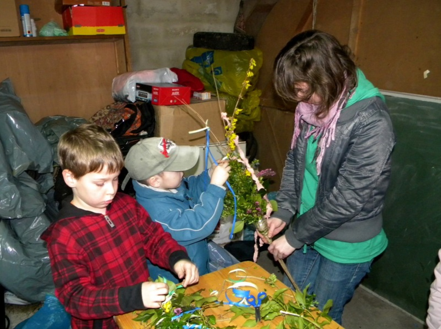 Otroci pridno izdelujejo butare.