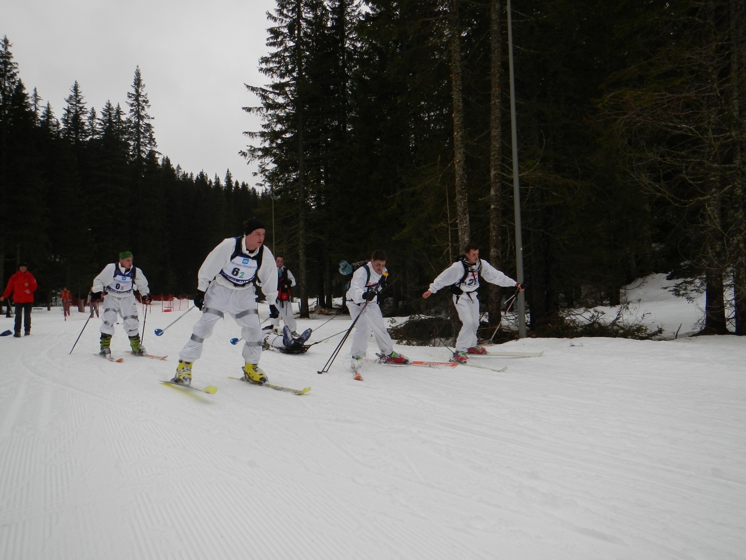 Druga ekipa umika ranjenca