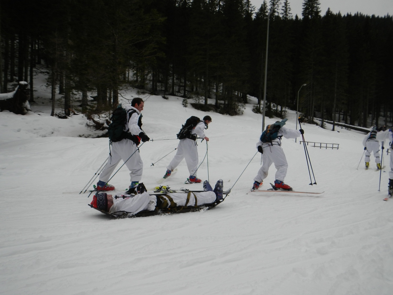 Druga ekipa umika ranjenca