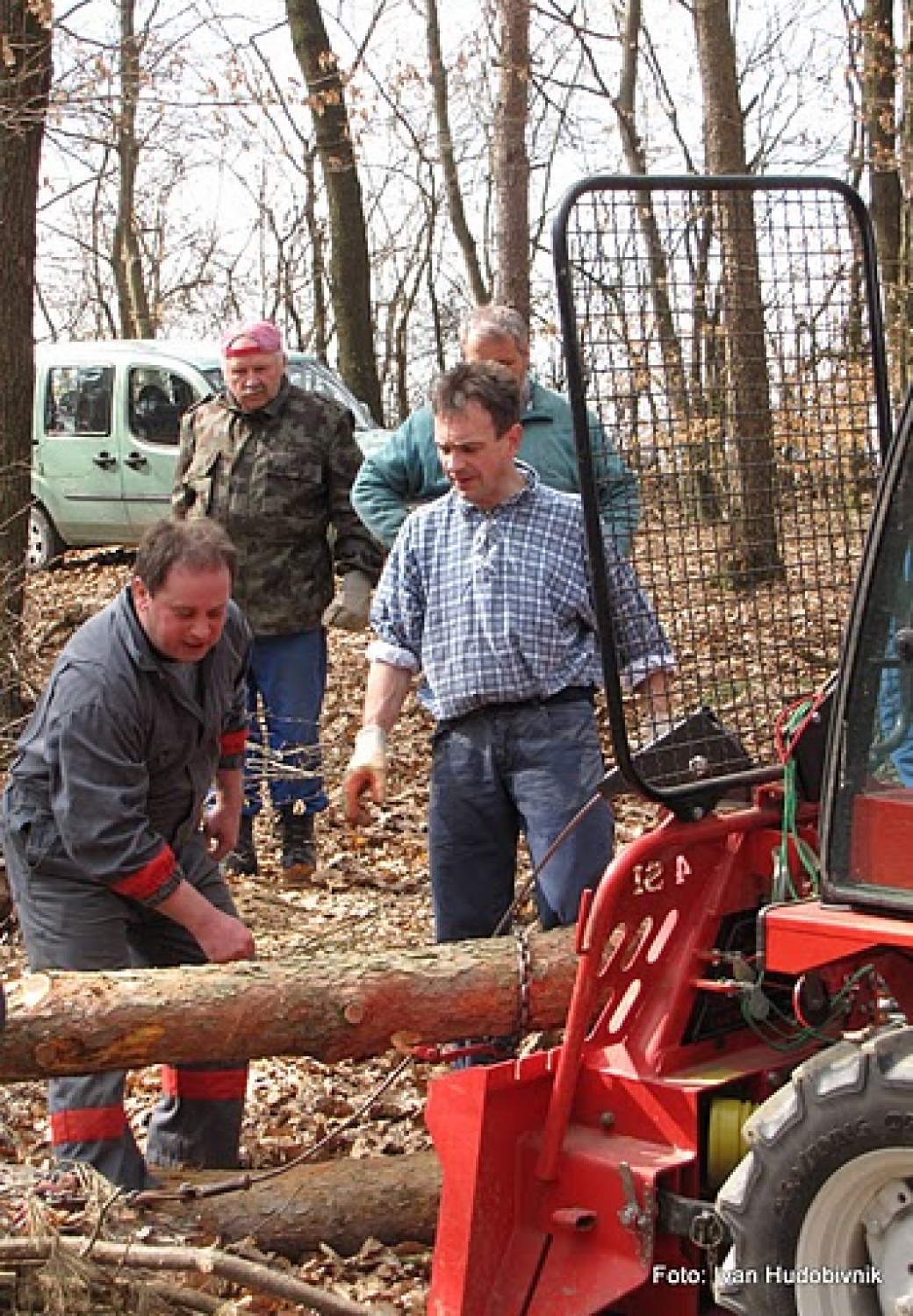 Še en hlod smo potegnili k traktorju