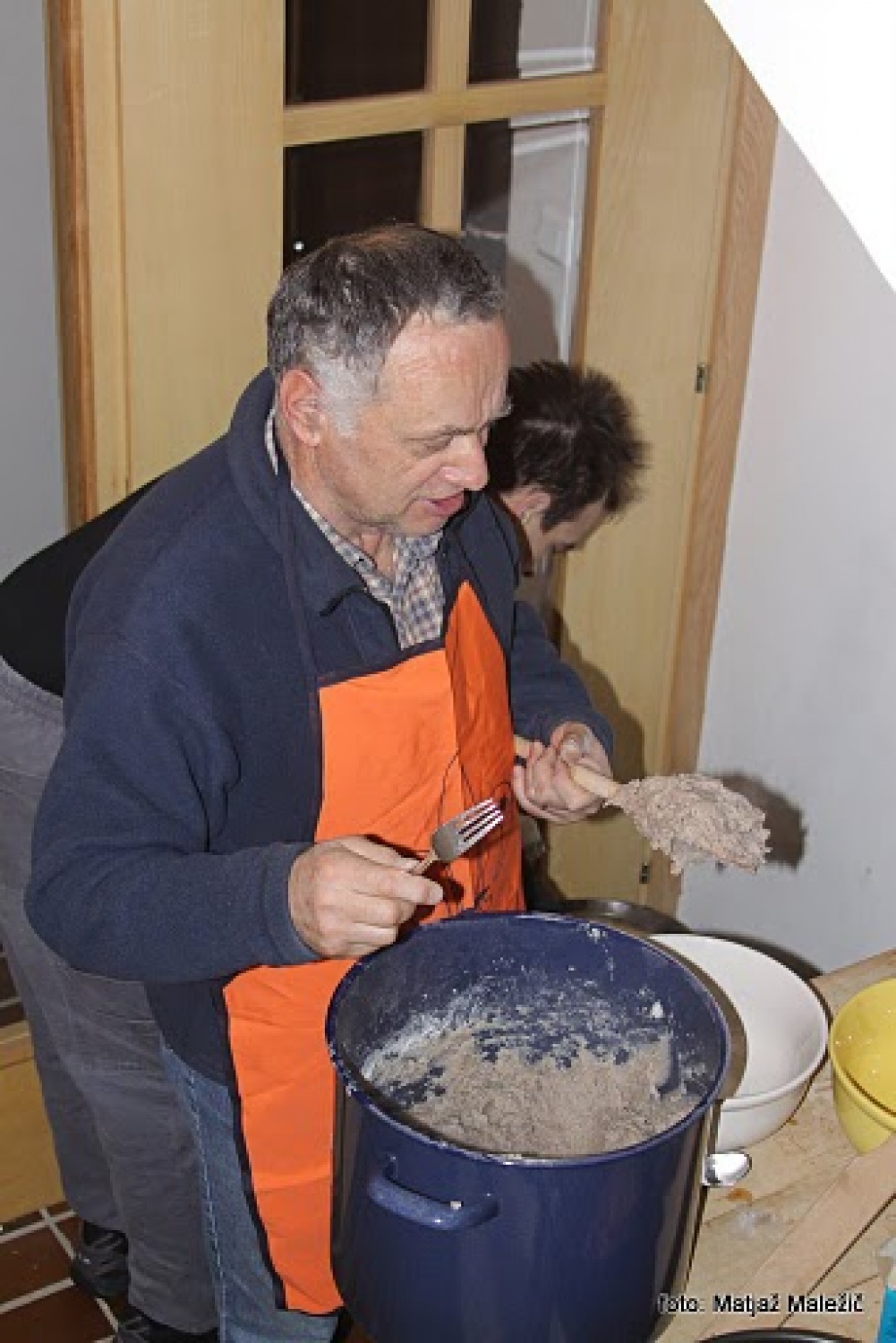 Priprava tradicionalnega nedeljskega zajtrka - ajdovih žgancev