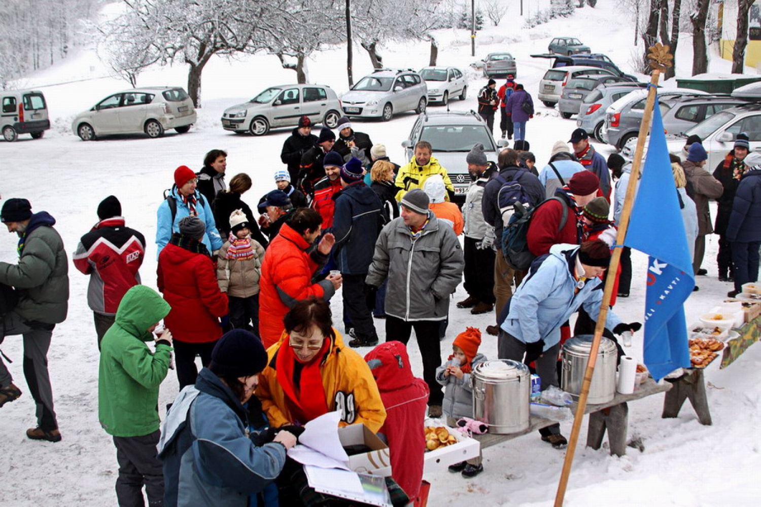 Zbiranje pred cerkvijo