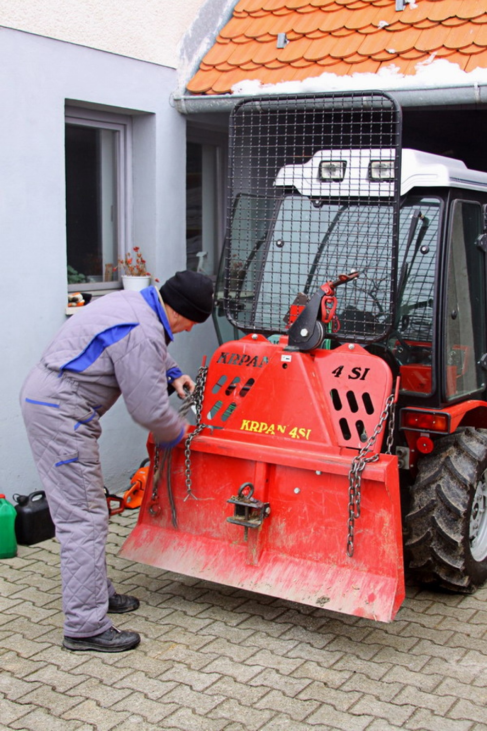 Hišnik Tone pripravlja vitel