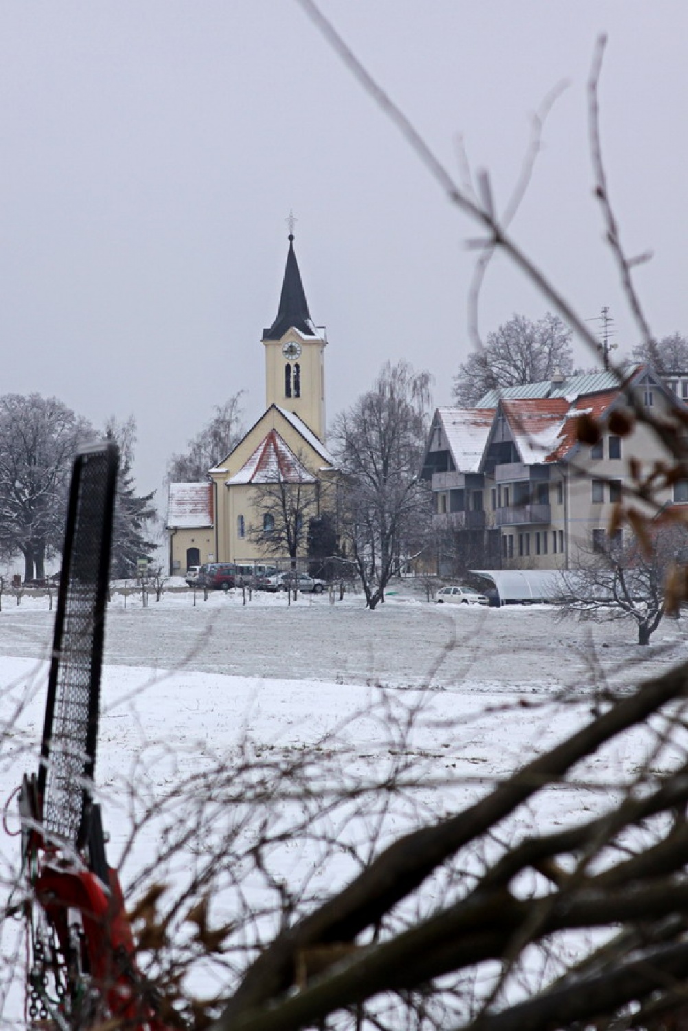 Pogled proti Domu in cerkvi