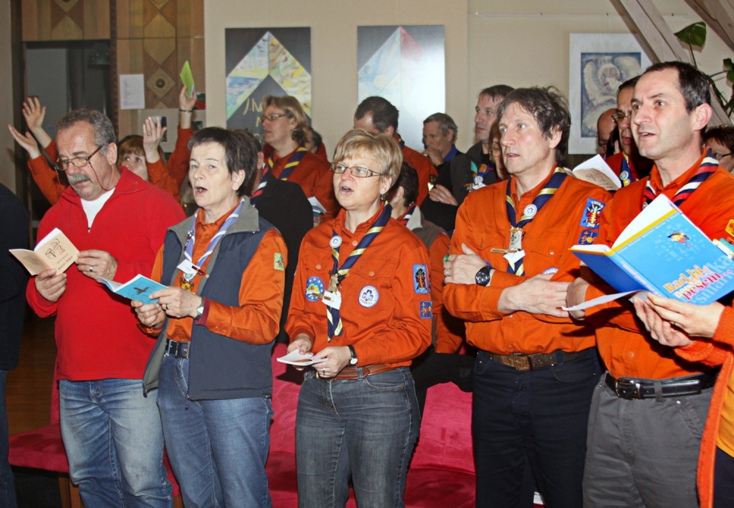 Preko šestdeset odrasli skavtov iz dvanajstih bratovščin se nas je že sedmo leto zapored zbralo na duhovnih vajah. Znova smo dobili priložnost, da smo se v zavetju doma sv.Benedikta v Kančevcih srečali, umirili in začutili Božjo navzočnost.