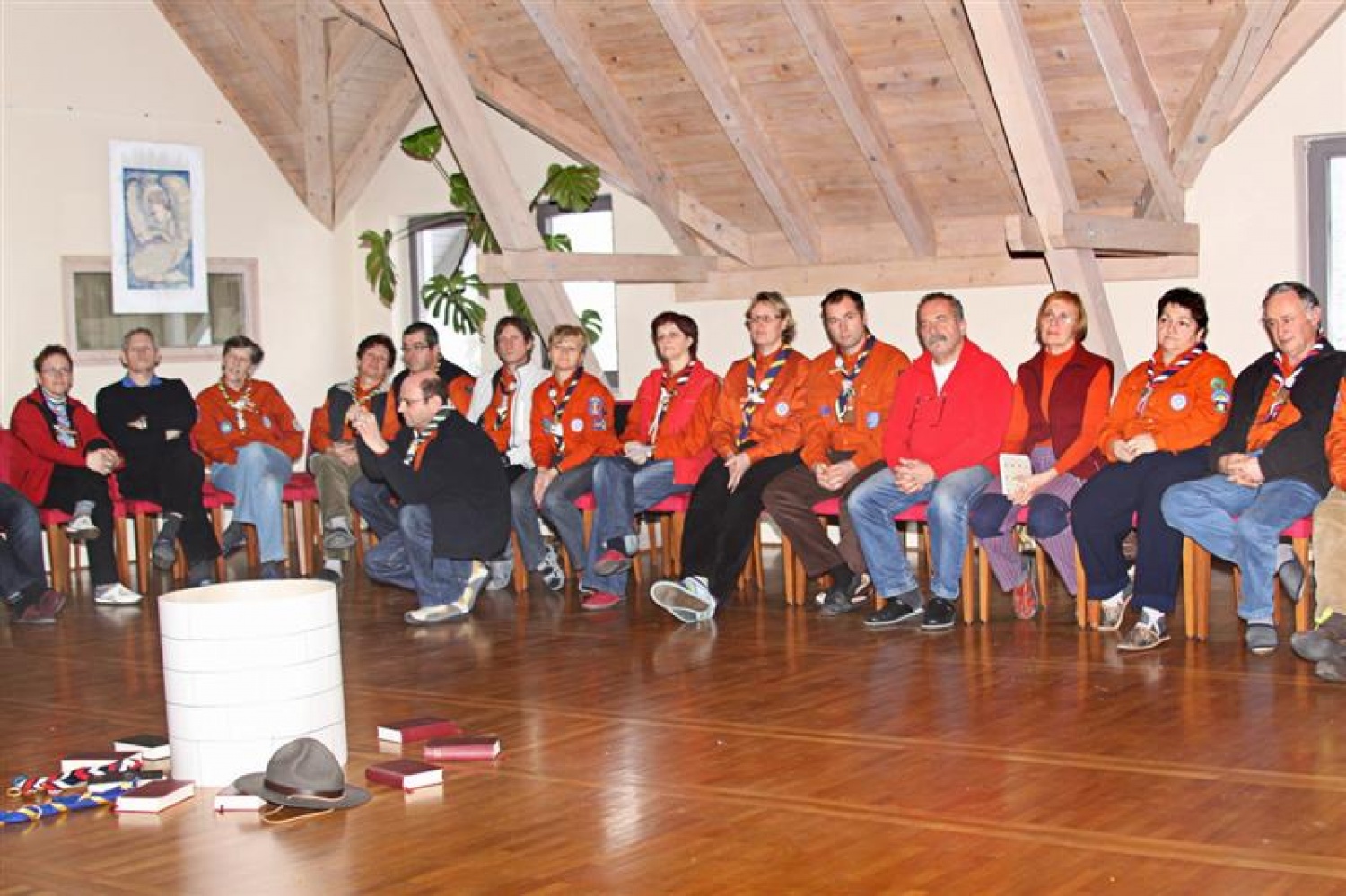 Preko šestdeset odrasli skavtov iz dvanajstih bratovščin se nas je že sedmo leto zapored zbralo na duhovnih vajah. Znova smo dobili priložnost, da smo se v zavetju doma sv.Benedikta v Kančevcih srečali, umirili in začutili Božjo navzočnost.