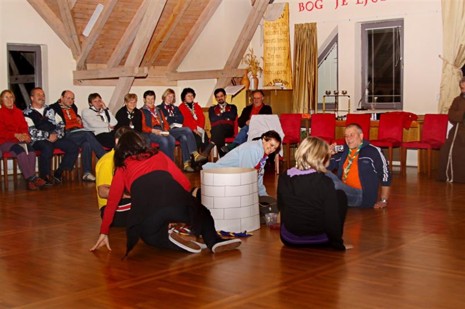 Preko šestdeset odrasli skavtov iz dvanajstih bratovščin se nas je že sedmo leto zapored zbralo na duhovnih vajah. Znova smo dobili priložnost, da smo se v zavetju doma sv.Benedikta v Kančevcih srečali, umirili in začutili Božjo navzočnost.