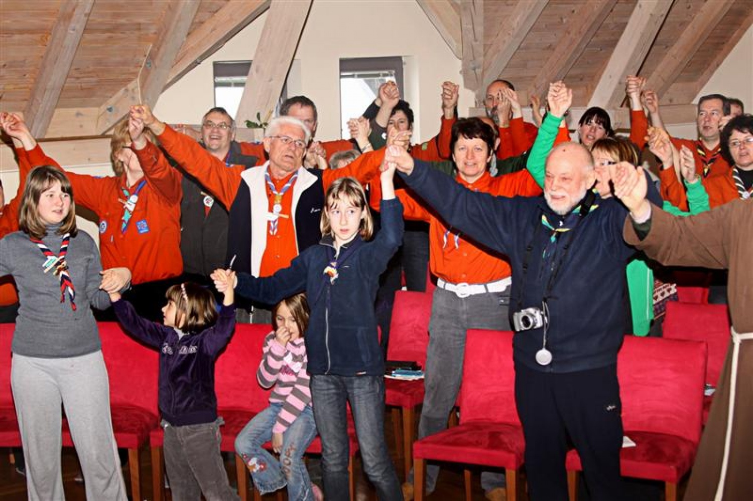 Preko šestdeset odrasli skavtov iz dvanajstih bratovščin se nas je že sedmo leto zapored zbralo na duhovnih vajah. Znova smo dobili priložnost, da smo se v zavetju doma sv.Benedikta v Kančevcih srečali, umirili in začutili Božjo navzočnost.