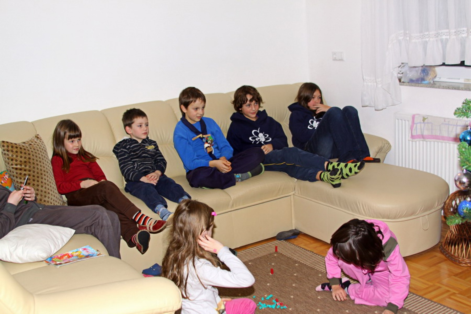 Otroci so z zanimenjem gledali dober animirani film.