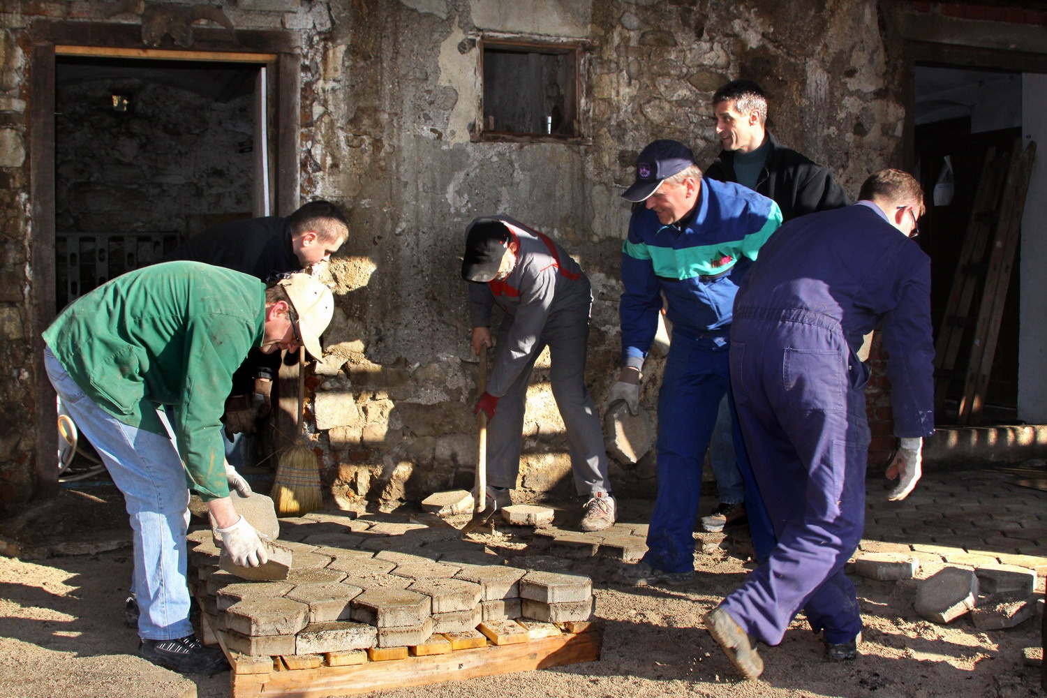 Zlaganje tlakovcev na paleto