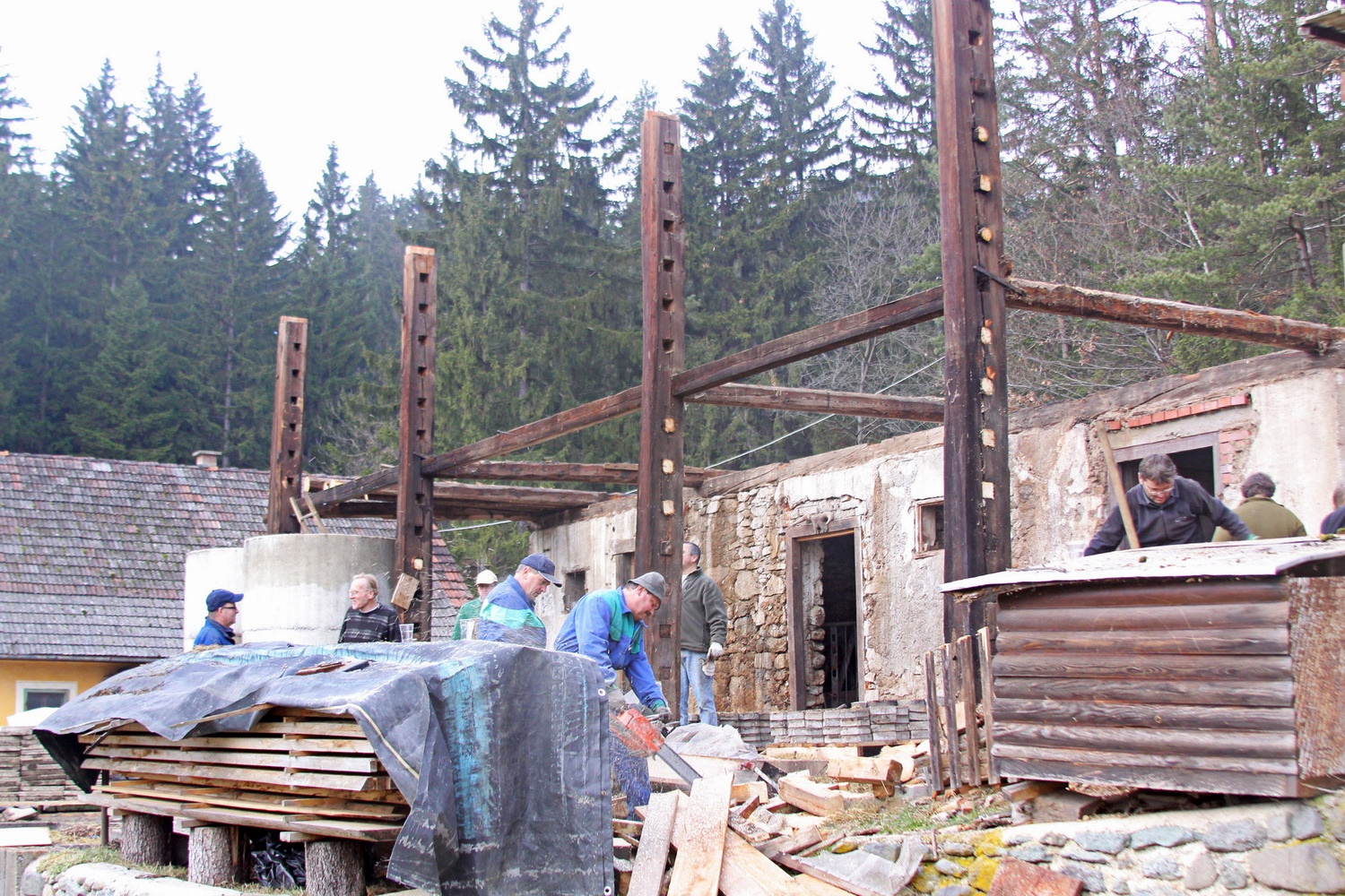 Še zadnji del lesene konstrukcije