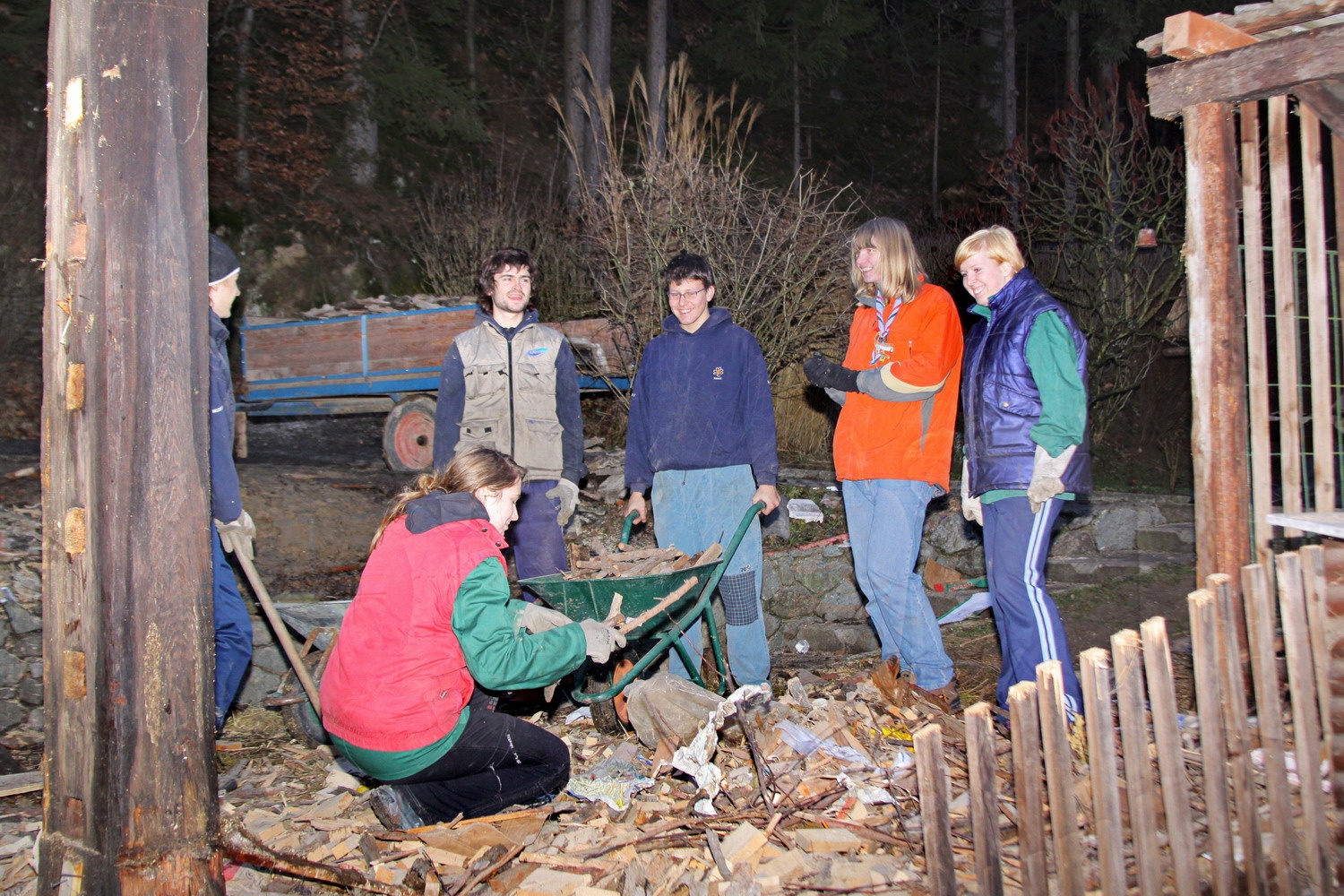 Še malo, pa bodo drva pospravljena.