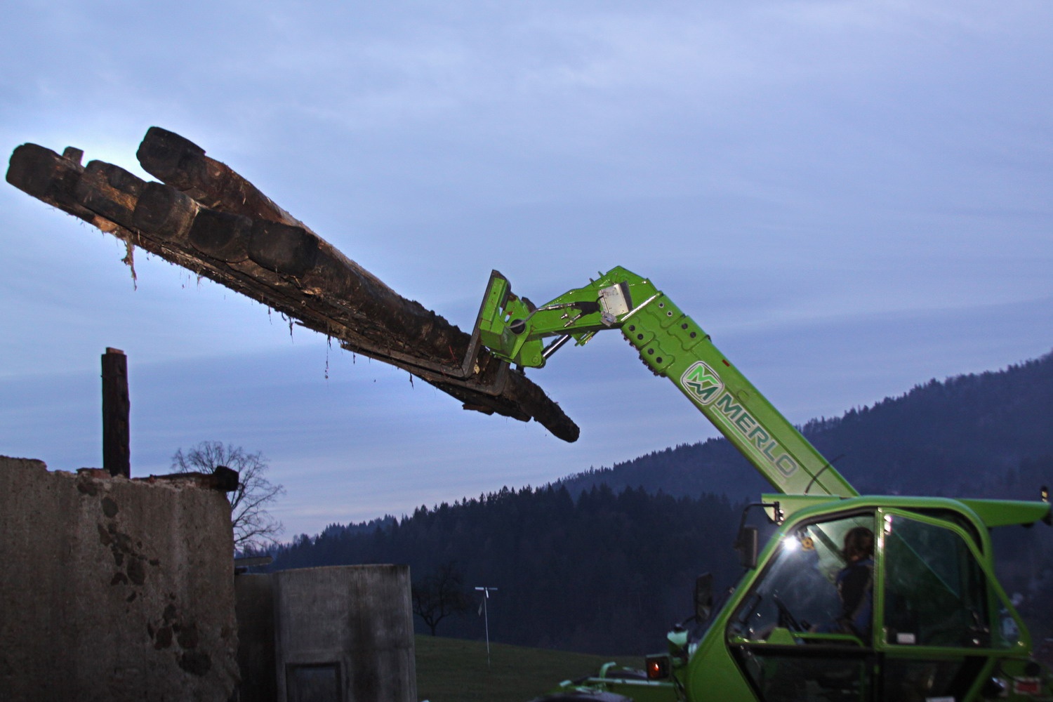Viličar z lahkoto dvigne težke trame