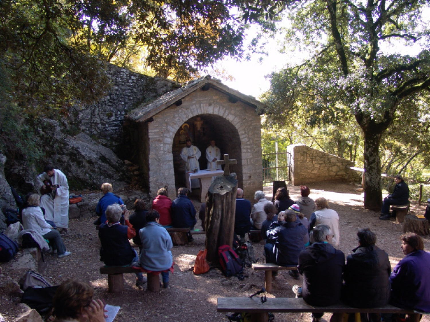 Res smo iskali svoj korak, korak k preprostemu skavtskemu življenju.

Odrasli skavti smo že drugo leto zapored poromali v Assisi, kraj, kjer je živel, molil in deloval sv.Frančišek. Letos so se nam pridružili še nekateri prijatelji, ki niso skavti.