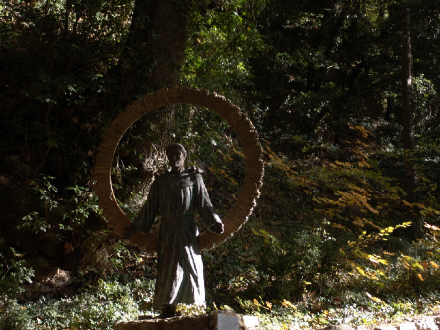 Res smo iskali svoj korak, korak k preprostemu skavtskemu življenju.

Odrasli skavti smo že drugo leto zapored poromali v Assisi, kraj, kjer je živel, molil in deloval sv.Frančišek. Letos so se nam pridružili še nekateri prijatelji, ki niso skavti.