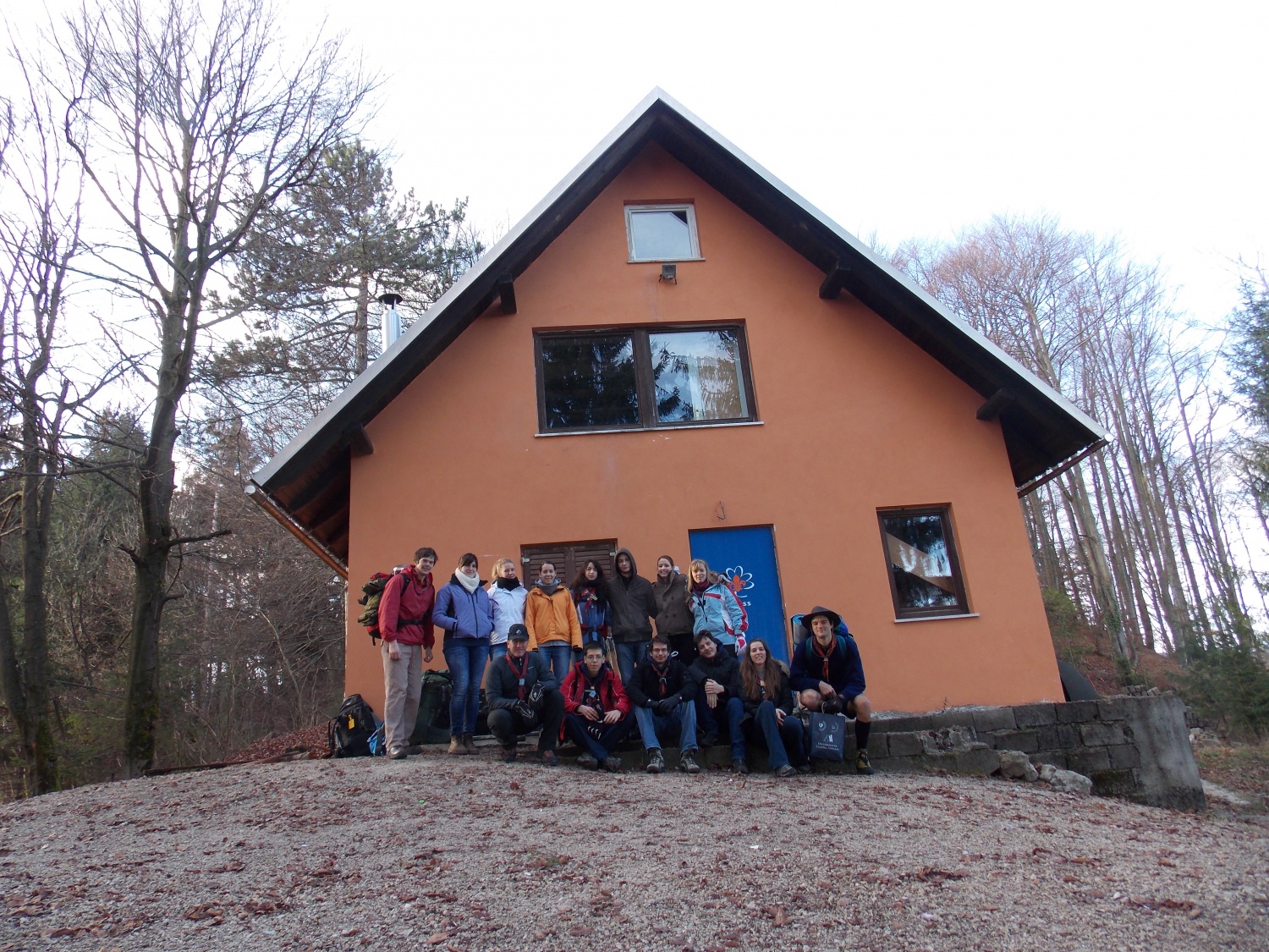 Skupinska pred skavtsko kočo v Logatcu