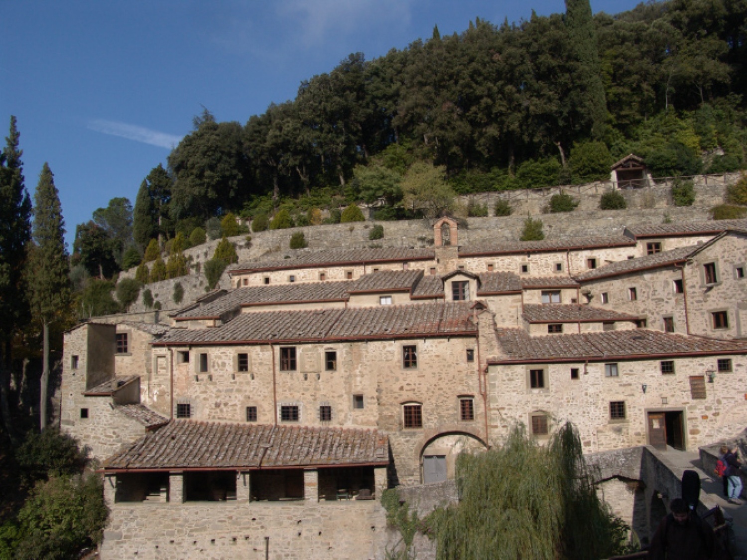 Res smo iskali svoj korak, korak k preprostemu skavtskemu življenju.

Odrasli skavti smo že drugo leto zapored poromali v Assisi, kraj, kjer je živel, molil in deloval sv.Frančišek. Letos so se nam pridružili še nekateri prijatelji, ki niso skavti.