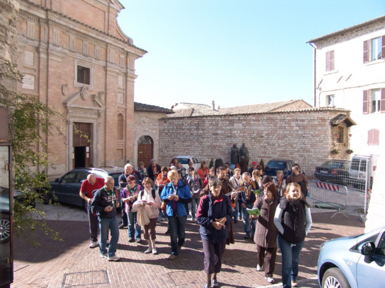 Res smo iskali svoj korak, korak k preprostemu skavtskemu življenju.

Odrasli skavti smo že drugo leto zapored poromali v Assisi, kraj, kjer je živel, molil in deloval sv.Frančišek. Letos so se nam pridružili še nekateri prijatelji, ki niso skavti.