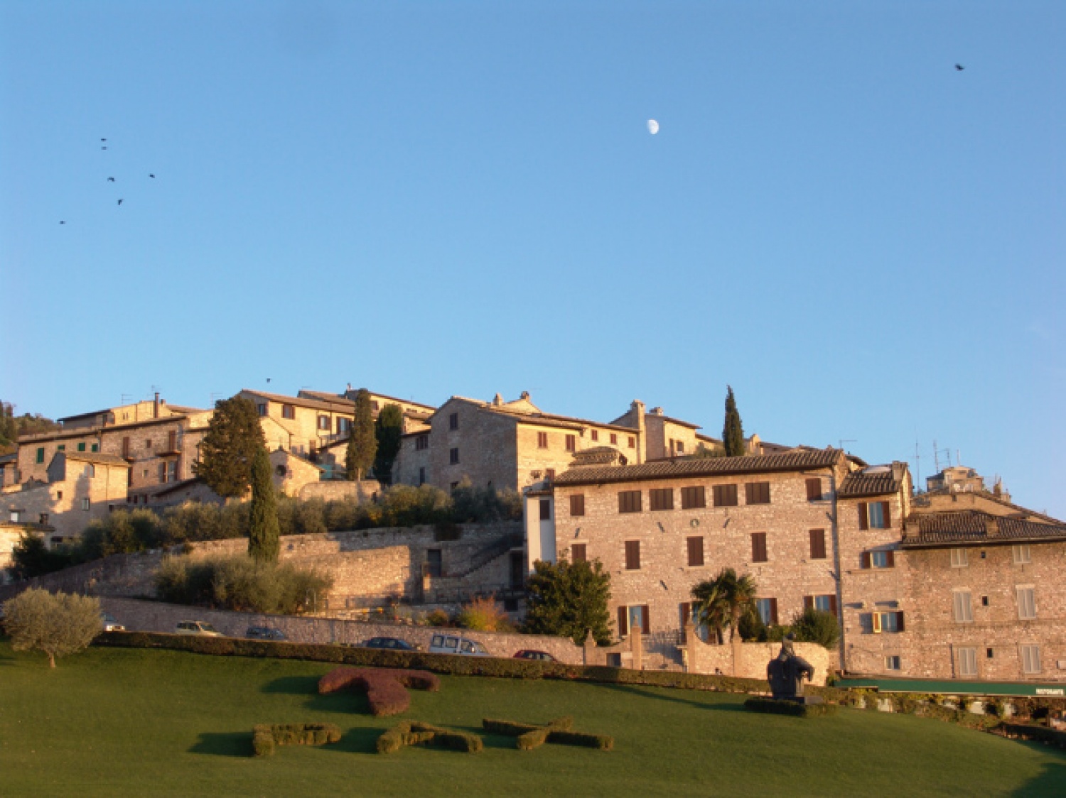 Res smo iskali svoj korak, korak k preprostemu skavtskemu življenju.

Odrasli skavti smo že drugo leto zapored poromali v Assisi, kraj, kjer je živel, molil in deloval sv.Frančišek. Letos so se nam pridružili še nekateri prijatelji, ki niso skavti.