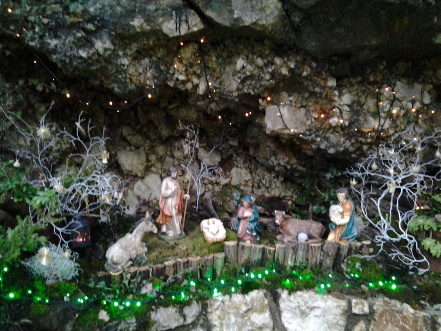 Jaslice v naravni votlini