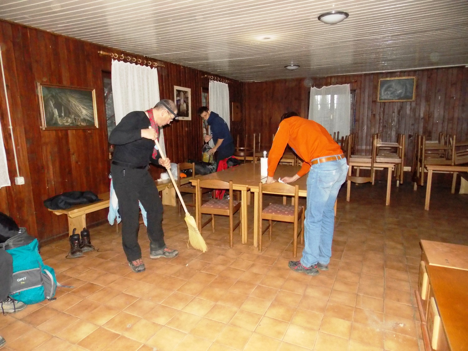 Fantje so prijeli za metle