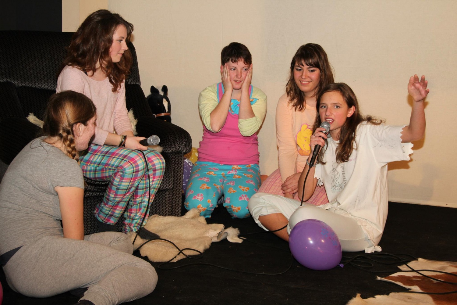 dekleta praznujejo Đenijin rojstni dan