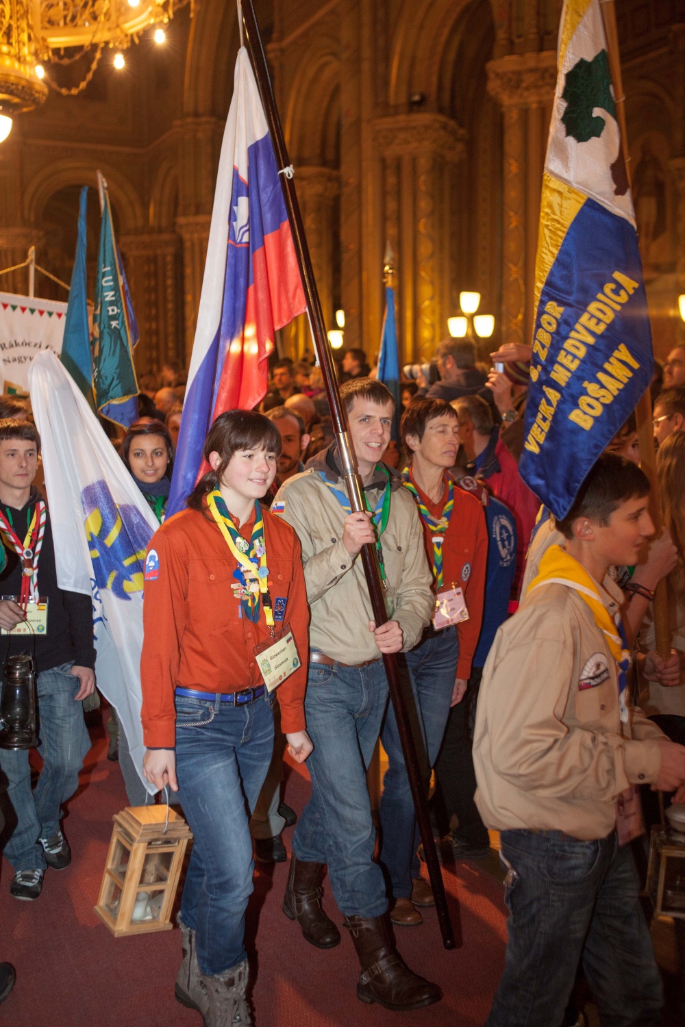 Utrinki Dunaja - pot Luči miru iz Betlehema v Slovenijo. (VIDEO)