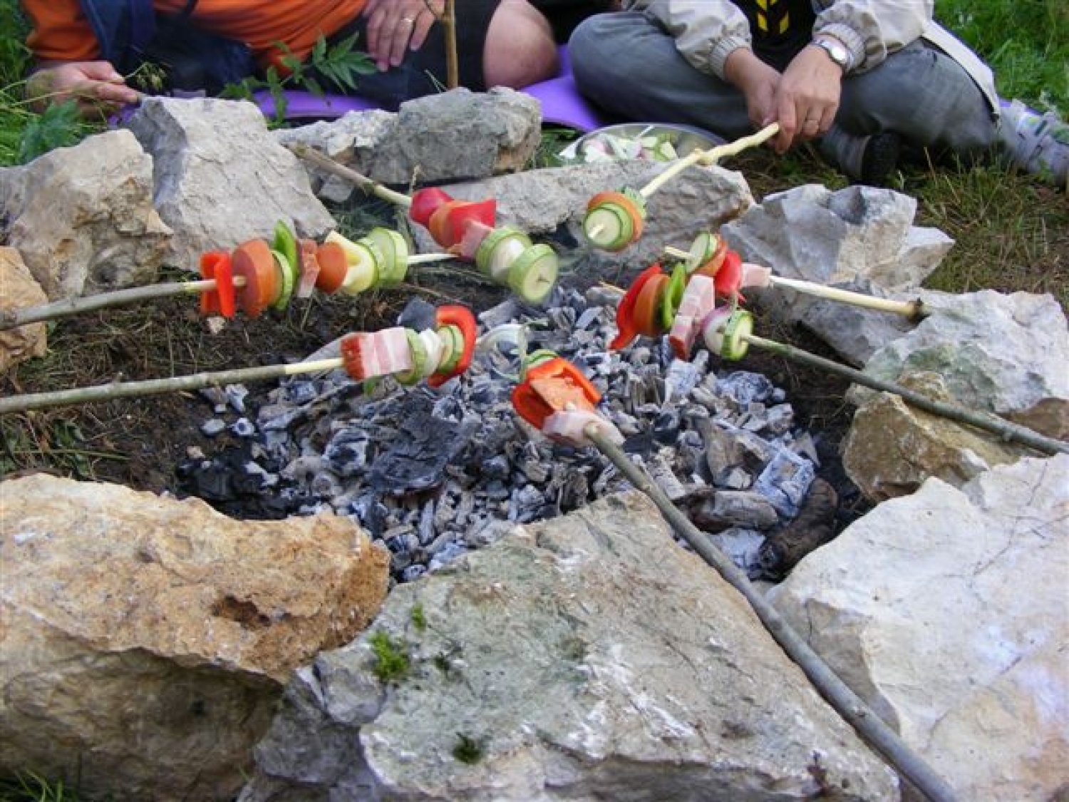 »Malo pozno, pa vendar iz srca…«
Zakaj tako?
Zato, ker se je naš letošnji tabor odvijal že daleč nazaj, od 24.-27.6.2009. Da ne bi imeli vtisa, da smo na Ptuju zaspali, vseeno poročamo o našem taboru.