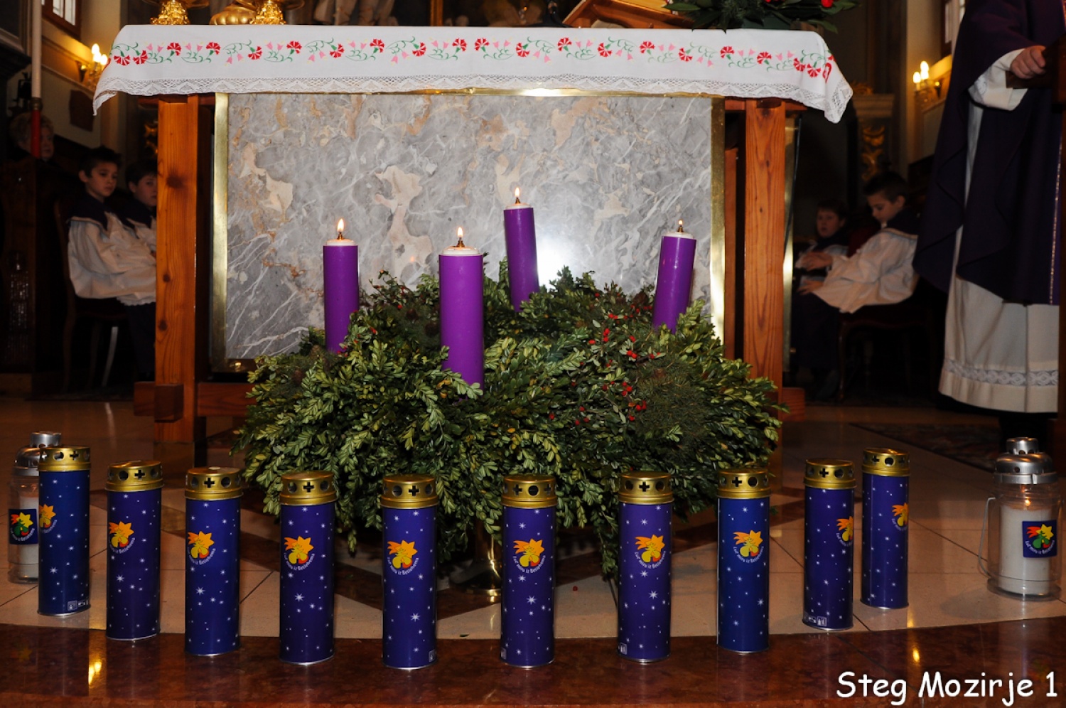 Z roko v roki skavti v Mozirju sprejeli lučko skupaj z društvom Sožitje