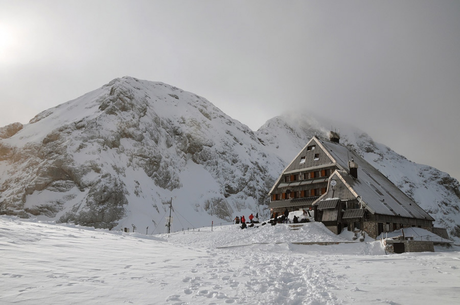 Planinski dom na Kredarici s Triglavom v ozadju